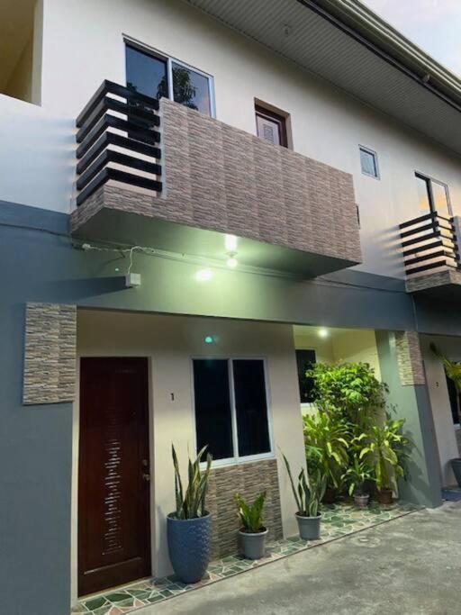 Estilo Apartment 2-Storey Clarin  Buitenkant foto