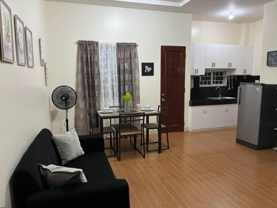 Estilo Apartment 2-Storey Clarin  Buitenkant foto